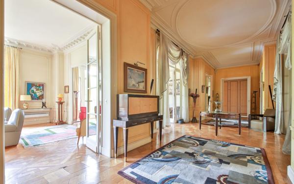 Appartement à louer    9 pièces • 380,20 m2 Paris 16