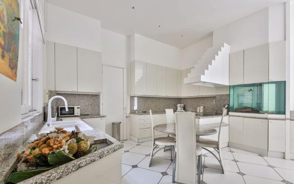 Appartement à louer    9 pièces • 380,20 m2 Paris 16