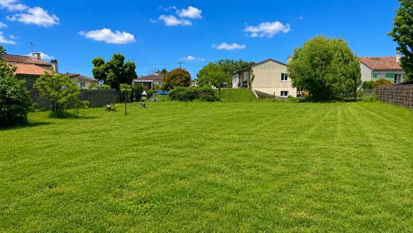 Terrain constructible plat de 1118 m2 à Vouneuil sous Biard