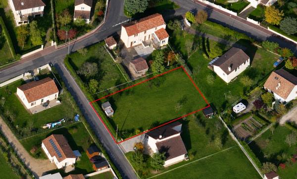 Terrain constructible plat de 1118 m2 à Vouneuil sous Biard