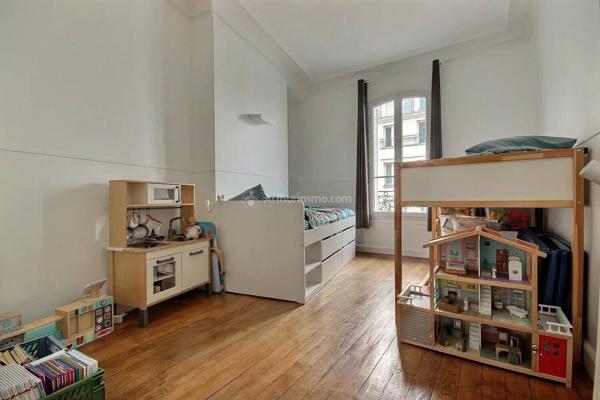 Vente                                                      Appartement
                        
                     3 pièces                      66 m2                     à Asnières-sur-Seine