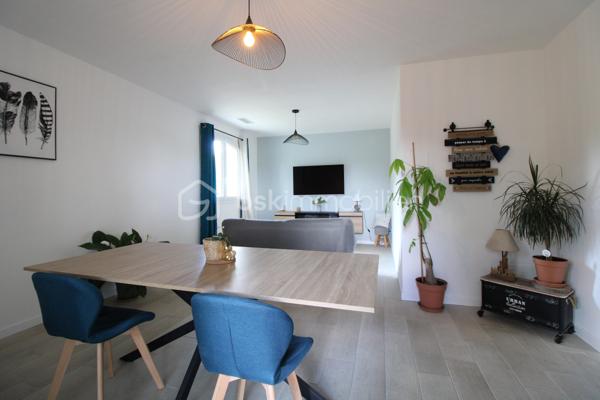 Bienvenue dans cette élégante maison de plain-pied de plus de 100 m², idéalement située à la limite de Toulouse et de Fenouillet, dans un environnement résidentiel recherché.

Construite en 1983 et entièrement rénovée récemment, cette maison allie le charme de l’ancien à des prestations modernes, pour un confort optimal au quotidien.

Dès l’entrée, laissez-vous séduire par :
- Une spacieuse entrée de 6 m², offrant une circulation fluide et une séparation harmonieuse entre les espaces de vie.
- Une cuisine contemporaine de 15 m², baignée de lumière naturelle et aménagée avec goût, idéale pour partager de beaux moments en famille.
- Un vaste séjour-salle à manger de 27 m², chaleureux et lumineux grâce à une grande porte-fenêtre et une fenêtre offrant une vue dégagée sur le jardin. Cet espace convivial promet des soirées inoubliables.

Côté nuit :
- Trois belles chambres, dont une avec dressing, offrent des surfaces généreuses de 11,5 m² à 15,5 m², parfaites pour accueillir toute la famille ou un espace bureau.
- Une salle d’eau moderne, équipée d’une double vasque et d’une douche à l’italienne, pensée pour votre bien-être.

À l’extérieur :
- Profitez d’un terrain entièrement clôturé de 1 400 m², agrémenté d’une terrasse de plus de 17 m², idéale pour vos repas en plein air et vos moments de détente.
- Un portail électrique sécurise l’accès à la propriété.

Atout supplémentaire :
- Un sous-sol de 100 m² offre de nombreuses possibilités d’aménagement : espace de rangement, atelier, salle de jeux ou salle de sport selon vos envies.
LES POINTS FORTS DE CETTE MAISON :
ENTIÈREMENT RÉNOVÉE, AUCUN TRAVAUX À PRÉVOIR
ÉLECTRICITÉ REFAITE
POMPE À CHALEUR POUR UN CHAUFFAGE ÉCONOMIQUE ET ÉCOLOGIQUE
MICRO-STATION NEUVE
ISOLATION REFAITE
MENUISERIES DOUBLE VITRAGE POUR UN CONFORT THERMIQUE ET ACOUSTIQUE OPTIMAL
ENVIRONNEMENT CALME, À PROXIMITÉ IMMÉDIATE DE TOULOUSE ET DES COMMODITÉS

Cette maison clé en main, rare sur le secteur, n’attend plus que vous pour écrire une nouvelle histoire. Venez découvrir tout son potentiel lors d’une visite !
Ouvert à l’inter-agence. Contactez-moi dès maintenant pour plus d’informations ou pour organiser une visite.
