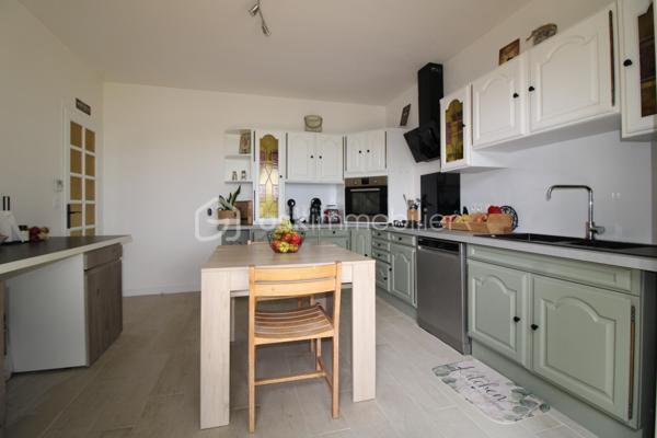 Bienvenue dans cette élégante maison de plain-pied de plus de 100 m², idéalement située à la limite de Toulouse et de Fenouillet, dans un environnement résidentiel recherché.

Construite en 1983 et entièrement rénovée récemment, cette maison allie le charme de l’ancien à des prestations modernes, pour un confort optimal au quotidien.

Dès l’entrée, laissez-vous séduire par :
- Une spacieuse entrée de 6 m², offrant une circulation fluide et une séparation harmonieuse entre les espaces de vie.
- Une cuisine contemporaine de 15 m², baignée de lumière naturelle et aménagée avec goût, idéale pour partager de beaux moments en famille.
- Un vaste séjour-salle à manger de 27 m², chaleureux et lumineux grâce à une grande porte-fenêtre et une fenêtre offrant une vue dégagée sur le jardin. Cet espace convivial promet des soirées inoubliables.

Côté nuit :
- Trois belles chambres, dont une avec dressing, offrent des surfaces généreuses de 11,5 m² à 15,5 m², parfaites pour accueillir toute la famille ou un espace bureau.
- Une salle d’eau moderne, équipée d’une double vasque et d’une douche à l’italienne, pensée pour votre bien-être.

À l’extérieur :
- Profitez d’un terrain entièrement clôturé de 1 400 m², agrémenté d’une terrasse de plus de 17 m², idéale pour vos repas en plein air et vos moments de détente.
- Un portail électrique sécurise l’accès à la propriété.

Atout supplémentaire :
- Un sous-sol de 100 m² offre de nombreuses possibilités d’aménagement : espace de rangement, atelier, salle de jeux ou salle de sport selon vos envies.
LES POINTS FORTS DE CETTE MAISON :
ENTIÈREMENT RÉNOVÉE, AUCUN TRAVAUX À PRÉVOIR
ÉLECTRICITÉ REFAITE
POMPE À CHALEUR POUR UN CHAUFFAGE ÉCONOMIQUE ET ÉCOLOGIQUE
MICRO-STATION NEUVE
ISOLATION REFAITE
MENUISERIES DOUBLE VITRAGE POUR UN CONFORT THERMIQUE ET ACOUSTIQUE OPTIMAL
ENVIRONNEMENT CALME, À PROXIMITÉ IMMÉDIATE DE TOULOUSE ET DES COMMODITÉS

Cette maison clé en main, rare sur le secteur, n’attend plus que vous pour écrire une nouvelle histoire. Venez découvrir tout son potentiel lors d’une visite !
Ouvert à l’inter-agence. Contactez-moi dès maintenant pour plus d’informations ou pour organiser une visite.