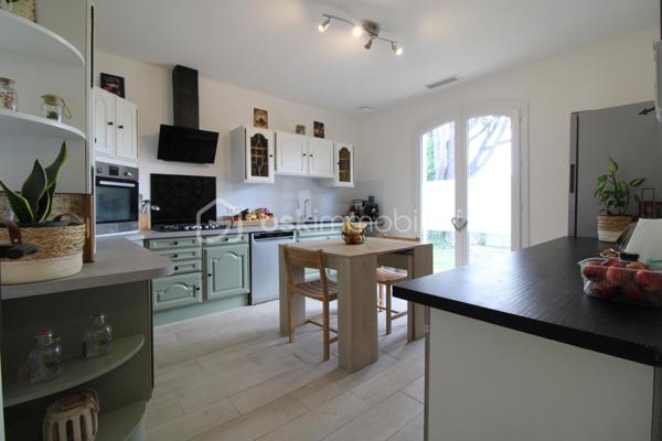 Bienvenue dans cette élégante maison de plain-pied de plus de 100 m², idéalement située à la limite de Toulouse et de Fenouillet, dans un environnement résidentiel recherché.

Construite en 1983 et entièrement rénovée récemment, cette maison allie le charme de l’ancien à des prestations modernes, pour un confort optimal au quotidien.

Dès l’entrée, laissez-vous séduire par :
- Une spacieuse entrée de 6 m², offrant une circulation fluide et une séparation harmonieuse entre les espaces de vie.
- Une cuisine contemporaine de 15 m², baignée de lumière naturelle et aménagée avec goût, idéale pour partager de beaux moments en famille.
- Un vaste séjour-salle à manger de 27 m², chaleureux et lumineux grâce à une grande porte-fenêtre et une fenêtre offrant une vue dégagée sur le jardin. Cet espace convivial promet des soirées inoubliables.

Côté nuit :
- Trois belles chambres, dont une avec dressing, offrent des surfaces généreuses de 11,5 m² à 15,5 m², parfaites pour accueillir toute la famille ou un espace bureau.
- Une salle d’eau moderne, équipée d’une double vasque et d’une douche à l’italienne, pensée pour votre bien-être.

À l’extérieur :
- Profitez d’un terrain entièrement clôturé de 1 400 m², agrémenté d’une terrasse de plus de 17 m², idéale pour vos repas en plein air et vos moments de détente.
- Un portail électrique sécurise l’accès à la propriété.

Atout supplémentaire :
- Un sous-sol de 100 m² offre de nombreuses possibilités d’aménagement : espace de rangement, atelier, salle de jeux ou salle de sport selon vos envies.
LES POINTS FORTS DE CETTE MAISON :
ENTIÈREMENT RÉNOVÉE, AUCUN TRAVAUX À PRÉVOIR
ÉLECTRICITÉ REFAITE
POMPE À CHALEUR POUR UN CHAUFFAGE ÉCONOMIQUE ET ÉCOLOGIQUE
MICRO-STATION NEUVE
ISOLATION REFAITE
MENUISERIES DOUBLE VITRAGE POUR UN CONFORT THERMIQUE ET ACOUSTIQUE OPTIMAL
ENVIRONNEMENT CALME, À PROXIMITÉ IMMÉDIATE DE TOULOUSE ET DES COMMODITÉS

Cette maison clé en main, rare sur le secteur, n’attend plus que vous pour écrire une nouvelle histoire. Venez découvrir tout son potentiel lors d’une visite !
Ouvert à l’inter-agence. Contactez-moi dès maintenant pour plus d’informations ou pour organiser une visite.