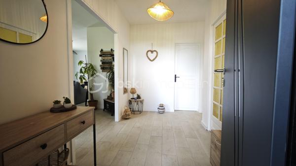 Bienvenue dans cette élégante maison de plain-pied de plus de 100 m², idéalement située à la limite de Toulouse et de Fenouillet, dans un environnement résidentiel recherché.

Construite en 1983 et entièrement rénovée récemment, cette maison allie le charme de l’ancien à des prestations modernes, pour un confort optimal au quotidien.

Dès l’entrée, laissez-vous séduire par :
- Une spacieuse entrée de 6 m², offrant une circulation fluide et une séparation harmonieuse entre les espaces de vie.
- Une cuisine contemporaine de 15 m², baignée de lumière naturelle et aménagée avec goût, idéale pour partager de beaux moments en famille.
- Un vaste séjour-salle à manger de 27 m², chaleureux et lumineux grâce à une grande porte-fenêtre et une fenêtre offrant une vue dégagée sur le jardin. Cet espace convivial promet des soirées inoubliables.

Côté nuit :
- Trois belles chambres, dont une avec dressing, offrent des surfaces généreuses de 11,5 m² à 15,5 m², parfaites pour accueillir toute la famille ou un espace bureau.
- Une salle d’eau moderne, équipée d’une double vasque et d’une douche à l’italienne, pensée pour votre bien-être.

À l’extérieur :
- Profitez d’un terrain entièrement clôturé de 1 400 m², agrémenté d’une terrasse de plus de 17 m², idéale pour vos repas en plein air et vos moments de détente.
- Un portail électrique sécurise l’accès à la propriété.

Atout supplémentaire :
- Un sous-sol de 100 m² offre de nombreuses possibilités d’aménagement : espace de rangement, atelier, salle de jeux ou salle de sport selon vos envies.
LES POINTS FORTS DE CETTE MAISON :
ENTIÈREMENT RÉNOVÉE, AUCUN TRAVAUX À PRÉVOIR
ÉLECTRICITÉ REFAITE
POMPE À CHALEUR POUR UN CHAUFFAGE ÉCONOMIQUE ET ÉCOLOGIQUE
MICRO-STATION NEUVE
ISOLATION REFAITE
MENUISERIES DOUBLE VITRAGE POUR UN CONFORT THERMIQUE ET ACOUSTIQUE OPTIMAL
ENVIRONNEMENT CALME, À PROXIMITÉ IMMÉDIATE DE TOULOUSE ET DES COMMODITÉS

Cette maison clé en main, rare sur le secteur, n’attend plus que vous pour écrire une nouvelle histoire. Venez découvrir tout son potentiel lors d’une visite !
Ouvert à l’inter-agence. Contactez-moi dès maintenant pour plus d’informations ou pour organiser une visite.