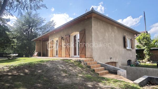 Bienvenue dans cette élégante maison de plain-pied de plus de 100 m², idéalement située à la limite de Toulouse et de Fenouillet, dans un environnement résidentiel recherché.

Construite en 1983 et entièrement rénovée récemment, cette maison allie le charme de l’ancien à des prestations modernes, pour un confort optimal au quotidien.

Dès l’entrée, laissez-vous séduire par :
- Une spacieuse entrée de 6 m², offrant une circulation fluide et une séparation harmonieuse entre les espaces de vie.
- Une cuisine contemporaine de 15 m², baignée de lumière naturelle et aménagée avec goût, idéale pour partager de beaux moments en famille.
- Un vaste séjour-salle à manger de 27 m², chaleureux et lumineux grâce à une grande porte-fenêtre et une fenêtre offrant une vue dégagée sur le jardin. Cet espace convivial promet des soirées inoubliables.

Côté nuit :
- Trois belles chambres, dont une avec dressing, offrent des surfaces généreuses de 11,5 m² à 15,5 m², parfaites pour accueillir toute la famille ou un espace bureau.
- Une salle d’eau moderne, équipée d’une double vasque et d’une douche à l’italienne, pensée pour votre bien-être.

À l’extérieur :
- Profitez d’un terrain entièrement clôturé de 1 400 m², agrémenté d’une terrasse de plus de 17 m², idéale pour vos repas en plein air et vos moments de détente.
- Un portail électrique sécurise l’accès à la propriété.

Atout supplémentaire :
- Un sous-sol de 100 m² offre de nombreuses possibilités d’aménagement : espace de rangement, atelier, salle de jeux ou salle de sport selon vos envies.
LES POINTS FORTS DE CETTE MAISON :
ENTIÈREMENT RÉNOVÉE, AUCUN TRAVAUX À PRÉVOIR
ÉLECTRICITÉ REFAITE
POMPE À CHALEUR POUR UN CHAUFFAGE ÉCONOMIQUE ET ÉCOLOGIQUE
MICRO-STATION NEUVE
ISOLATION REFAITE
MENUISERIES DOUBLE VITRAGE POUR UN CONFORT THERMIQUE ET ACOUSTIQUE OPTIMAL
ENVIRONNEMENT CALME, À PROXIMITÉ IMMÉDIATE DE TOULOUSE ET DES COMMODITÉS

Cette maison clé en main, rare sur le secteur, n’attend plus que vous pour écrire une nouvelle histoire. Venez découvrir tout son potentiel lors d’une visite !
Ouvert à l’inter-agence. Contactez-moi dès maintenant pour plus d’informations ou pour organiser une visite.