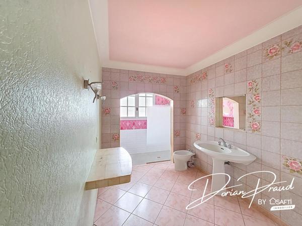 Maison quatre chambres sur un terrain de 742 m2