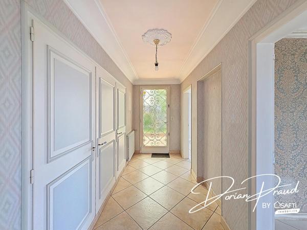 Maison quatre chambres sur un terrain de 742 m2