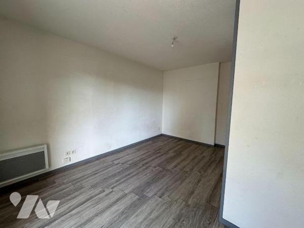 A vendre à PESSAC (33600), secteur universitaire, un appartement de type T1 de 28m², comprenant...