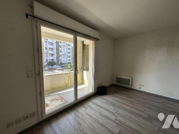 A vendre à PESSAC (33600), secteur universitaire, un appartement de type T1 de 28m², comprenant...