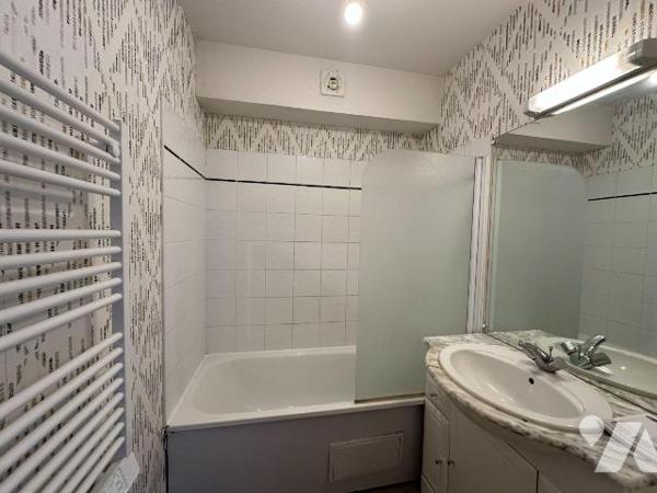 A vendre à PESSAC (33600), secteur universitaire, un appartement de type T1 de 28m², comprenant...