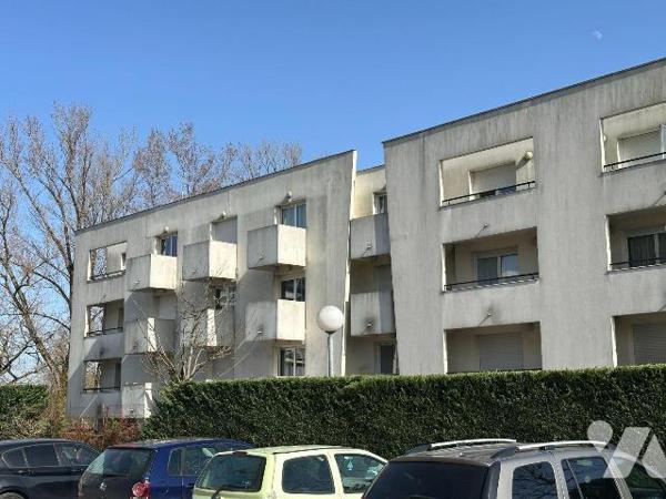 A vendre à PESSAC (33600), secteur universitaire, un appartement de type T1 de 28m², comprenant...