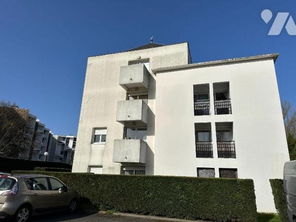 A vendre à PESSAC (33600), secteur universitaire, un appartement de type T1 de 28m², comprenant...