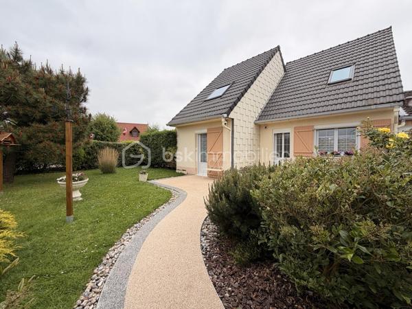 Elle est composée d'une entrée avec placard de rangement desservant, une cuisine aménagée et équipée semi ouverte avec accès à un garage de 20m² + grenier, un séjour lumineux ayant accès sur une terrasse exposé plein sud idéal pour les moments en famille, deux chambres et un WC indépendant. 

A l'étage, un couloir avec placard de rangement donnant sur une salle d'eau avec WC ainsi que 3 chambres.

Terrain clos sans vis à vis a quelques minutes de la mer et des commodités. 
Pas de travaux à prévoir ! 

Beau potentiel quartier calme et recherché.

Double vitrage PVC avec volet roulant manuel/ Tout à l'égout conforme/ Fibre/ Chauffage gaz de ville avec chaudière à condensation/ Store banne motorisé/ Barbecue.