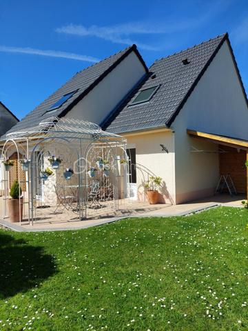 Elle est composée d'une entrée avec placard de rangement desservant, une cuisine aménagée et équipée semi ouverte avec accès à un garage de 20m² + grenier, un séjour lumineux ayant accès sur une terrasse exposé plein sud idéal pour les moments en famille, deux chambres et un WC indépendant. 

A l'étage, un couloir avec placard de rangement donnant sur une salle d'eau avec WC ainsi que 3 chambres.

Terrain clos sans vis à vis a quelques minutes de la mer et des commodités. 
Pas de travaux à prévoir ! 

Beau potentiel quartier calme et recherché.

Double vitrage PVC avec volet roulant manuel/ Tout à l'égout conforme/ Fibre/ Chauffage gaz de ville avec chaudière à condensation/ Store banne motorisé/ Barbecue.