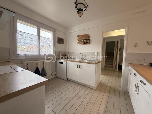 Elle est composée d'une entrée avec placard de rangement desservant, une cuisine aménagée et équipée semi ouverte avec accès à un garage de 20m² + grenier, un séjour lumineux ayant accès sur une terrasse exposé plein sud idéal pour les moments en famille, deux chambres et un WC indépendant. 

A l'étage, un couloir avec placard de rangement donnant sur une salle d'eau avec WC ainsi que 3 chambres.

Terrain clos sans vis à vis a quelques minutes de la mer et des commodités. 
Pas de travaux à prévoir ! 

Beau potentiel quartier calme et recherché.

Double vitrage PVC avec volet roulant manuel/ Tout à l'égout conforme/ Fibre/ Chauffage gaz de ville avec chaudière à condensation/ Store banne motorisé/ Barbecue.