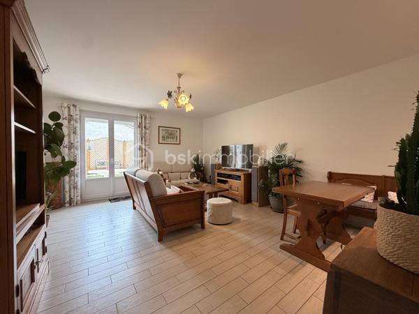 Elle est composée d'une entrée avec placard de rangement desservant, une cuisine aménagée et équipée semi ouverte avec accès à un garage de 20m² + grenier, un séjour lumineux ayant accès sur une terrasse exposé plein sud idéal pour les moments en famille, deux chambres et un WC indépendant. 

A l'étage, un couloir avec placard de rangement donnant sur une salle d'eau avec WC ainsi que 3 chambres.

Terrain clos sans vis à vis a quelques minutes de la mer et des commodités. 
Pas de travaux à prévoir ! 

Beau potentiel quartier calme et recherché.

Double vitrage PVC avec volet roulant manuel/ Tout à l'égout conforme/ Fibre/ Chauffage gaz de ville avec chaudière à condensation/ Store banne motorisé/ Barbecue.