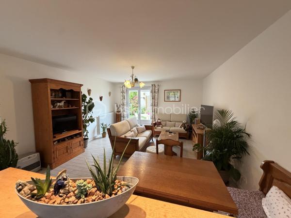 Elle est composée d'une entrée avec placard de rangement desservant, une cuisine aménagée et équipée semi ouverte avec accès à un garage de 20m² + grenier, un séjour lumineux ayant accès sur une terrasse exposé plein sud idéal pour les moments en famille, deux chambres et un WC indépendant. 

A l'étage, un couloir avec placard de rangement donnant sur une salle d'eau avec WC ainsi que 3 chambres.

Terrain clos sans vis à vis a quelques minutes de la mer et des commodités. 
Pas de travaux à prévoir ! 

Beau potentiel quartier calme et recherché.

Double vitrage PVC avec volet roulant manuel/ Tout à l'égout conforme/ Fibre/ Chauffage gaz de ville avec chaudière à condensation/ Store banne motorisé/ Barbecue.