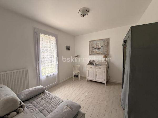 Elle est composée d'une entrée avec placard de rangement desservant, une cuisine aménagée et équipée semi ouverte avec accès à un garage de 20m² + grenier, un séjour lumineux ayant accès sur une terrasse exposé plein sud idéal pour les moments en famille, deux chambres et un WC indépendant. 

A l'étage, un couloir avec placard de rangement donnant sur une salle d'eau avec WC ainsi que 3 chambres.

Terrain clos sans vis à vis a quelques minutes de la mer et des commodités. 
Pas de travaux à prévoir ! 

Beau potentiel quartier calme et recherché.

Double vitrage PVC avec volet roulant manuel/ Tout à l'égout conforme/ Fibre/ Chauffage gaz de ville avec chaudière à condensation/ Store banne motorisé/ Barbecue.