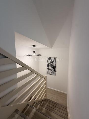 Elle est composée d'une entrée avec placard de rangement desservant, une cuisine aménagée et équipée semi ouverte avec accès à un garage de 20m² + grenier, un séjour lumineux ayant accès sur une terrasse exposé plein sud idéal pour les moments en famille, deux chambres et un WC indépendant. 

A l'étage, un couloir avec placard de rangement donnant sur une salle d'eau avec WC ainsi que 3 chambres.

Terrain clos sans vis à vis a quelques minutes de la mer et des commodités. 
Pas de travaux à prévoir ! 

Beau potentiel quartier calme et recherché.

Double vitrage PVC avec volet roulant manuel/ Tout à l'égout conforme/ Fibre/ Chauffage gaz de ville avec chaudière à condensation/ Store banne motorisé/ Barbecue.