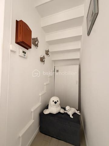 Elle est composée d'une entrée avec placard de rangement desservant, une cuisine aménagée et équipée semi ouverte avec accès à un garage de 20m² + grenier, un séjour lumineux ayant accès sur une terrasse exposé plein sud idéal pour les moments en famille, deux chambres et un WC indépendant. 

A l'étage, un couloir avec placard de rangement donnant sur une salle d'eau avec WC ainsi que 3 chambres.

Terrain clos sans vis à vis a quelques minutes de la mer et des commodités. 
Pas de travaux à prévoir ! 

Beau potentiel quartier calme et recherché.

Double vitrage PVC avec volet roulant manuel/ Tout à l'égout conforme/ Fibre/ Chauffage gaz de ville avec chaudière à condensation/ Store banne motorisé/ Barbecue.