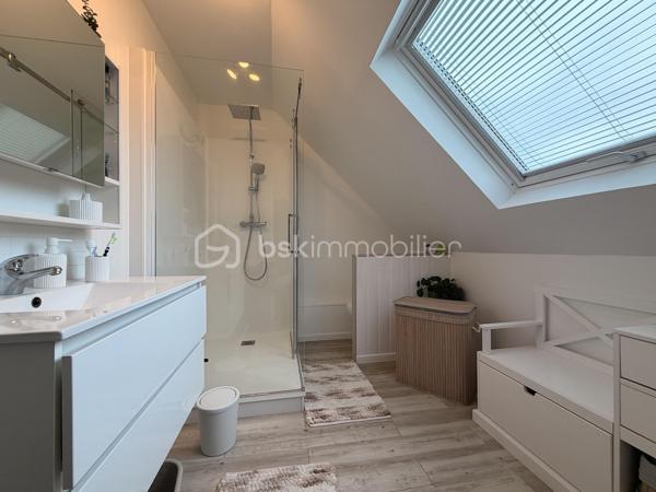 Elle est composée d'une entrée avec placard de rangement desservant, une cuisine aménagée et équipée semi ouverte avec accès à un garage de 20m² + grenier, un séjour lumineux ayant accès sur une terrasse exposé plein sud idéal pour les moments en famille, deux chambres et un WC indépendant. 

A l'étage, un couloir avec placard de rangement donnant sur une salle d'eau avec WC ainsi que 3 chambres.

Terrain clos sans vis à vis a quelques minutes de la mer et des commodités. 
Pas de travaux à prévoir ! 

Beau potentiel quartier calme et recherché.

Double vitrage PVC avec volet roulant manuel/ Tout à l'égout conforme/ Fibre/ Chauffage gaz de ville avec chaudière à condensation/ Store banne motorisé/ Barbecue.