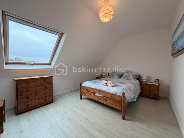 Elle est composée d'une entrée avec placard de rangement desservant, une cuisine aménagée et équipée semi ouverte avec accès à un garage de 20m² + grenier, un séjour lumineux ayant accès sur une terrasse exposé plein sud idéal pour les moments en famille, deux chambres et un WC indépendant. 

A l'étage, un couloir avec placard de rangement donnant sur une salle d'eau avec WC ainsi que 3 chambres.

Terrain clos sans vis à vis a quelques minutes de la mer et des commodités. 
Pas de travaux à prévoir ! 

Beau potentiel quartier calme et recherché.

Double vitrage PVC avec volet roulant manuel/ Tout à l'égout conforme/ Fibre/ Chauffage gaz de ville avec chaudière à condensation/ Store banne motorisé/ Barbecue.