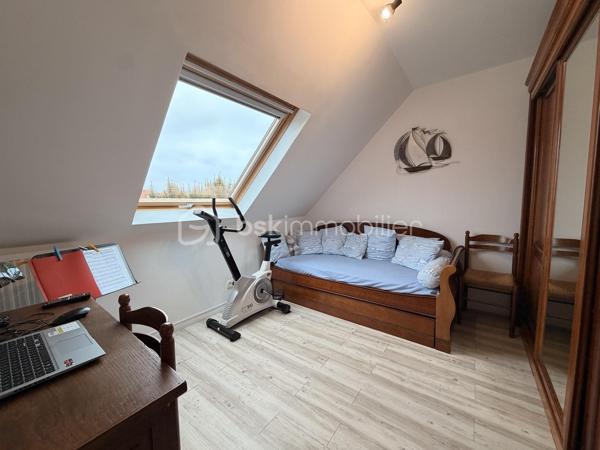 Elle est composée d'une entrée avec placard de rangement desservant, une cuisine aménagée et équipée semi ouverte avec accès à un garage de 20m² + grenier, un séjour lumineux ayant accès sur une terrasse exposé plein sud idéal pour les moments en famille, deux chambres et un WC indépendant. 

A l'étage, un couloir avec placard de rangement donnant sur une salle d'eau avec WC ainsi que 3 chambres.

Terrain clos sans vis à vis a quelques minutes de la mer et des commodités. 
Pas de travaux à prévoir ! 

Beau potentiel quartier calme et recherché.

Double vitrage PVC avec volet roulant manuel/ Tout à l'égout conforme/ Fibre/ Chauffage gaz de ville avec chaudière à condensation/ Store banne motorisé/ Barbecue.