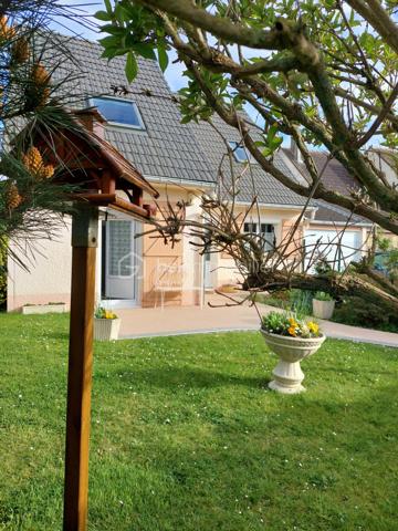 Elle est composée d'une entrée avec placard de rangement desservant, une cuisine aménagée et équipée semi ouverte avec accès à un garage de 20m² + grenier, un séjour lumineux ayant accès sur une terrasse exposé plein sud idéal pour les moments en famille, deux chambres et un WC indépendant. 

A l'étage, un couloir avec placard de rangement donnant sur une salle d'eau avec WC ainsi que 3 chambres.

Terrain clos sans vis à vis a quelques minutes de la mer et des commodités. 
Pas de travaux à prévoir ! 

Beau potentiel quartier calme et recherché.

Double vitrage PVC avec volet roulant manuel/ Tout à l'égout conforme/ Fibre/ Chauffage gaz de ville avec chaudière à condensation/ Store banne motorisé/ Barbecue.