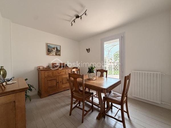 Elle est composée d'une entrée avec placard de rangement desservant, une cuisine aménagée et équipée semi ouverte avec accès à un garage de 20m² + grenier, un séjour lumineux ayant accès sur une terrasse exposé plein sud idéal pour les moments en famille, deux chambres et un WC indépendant. 

A l'étage, un couloir avec placard de rangement donnant sur une salle d'eau avec WC ainsi que 3 chambres.

Terrain clos sans vis à vis a quelques minutes de la mer et des commodités. 
Pas de travaux à prévoir ! 

Beau potentiel quartier calme et recherché.

Double vitrage PVC avec volet roulant manuel/ Tout à l'égout conforme/ Fibre/ Chauffage gaz de ville avec chaudière à condensation/ Store banne motorisé/ Barbecue.