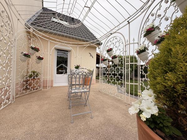 Elle est composée d'une entrée avec placard de rangement desservant, une cuisine aménagée et équipée semi ouverte avec accès à un garage de 20m² + grenier, un séjour lumineux ayant accès sur une terrasse exposé plein sud idéal pour les moments en famille, deux chambres et un WC indépendant. 

A l'étage, un couloir avec placard de rangement donnant sur une salle d'eau avec WC ainsi que 3 chambres.

Terrain clos sans vis à vis a quelques minutes de la mer et des commodités. 
Pas de travaux à prévoir ! 

Beau potentiel quartier calme et recherché.

Double vitrage PVC avec volet roulant manuel/ Tout à l'égout conforme/ Fibre/ Chauffage gaz de ville avec chaudière à condensation/ Store banne motorisé/ Barbecue.