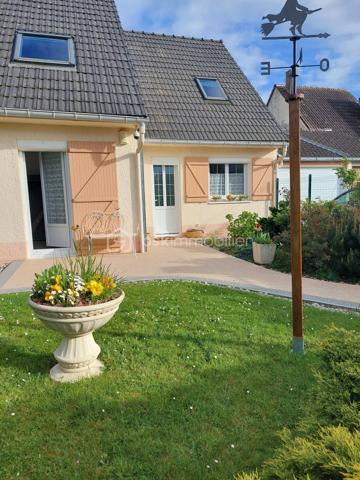 Elle est composée d'une entrée avec placard de rangement desservant, une cuisine aménagée et équipée semi ouverte avec accès à un garage de 20m² + grenier, un séjour lumineux ayant accès sur une terrasse exposé plein sud idéal pour les moments en famille, deux chambres et un WC indépendant. 

A l'étage, un couloir avec placard de rangement donnant sur une salle d'eau avec WC ainsi que 3 chambres.

Terrain clos sans vis à vis a quelques minutes de la mer et des commodités. 
Pas de travaux à prévoir ! 

Beau potentiel quartier calme et recherché.

Double vitrage PVC avec volet roulant manuel/ Tout à l'égout conforme/ Fibre/ Chauffage gaz de ville avec chaudière à condensation/ Store banne motorisé/ Barbecue.
