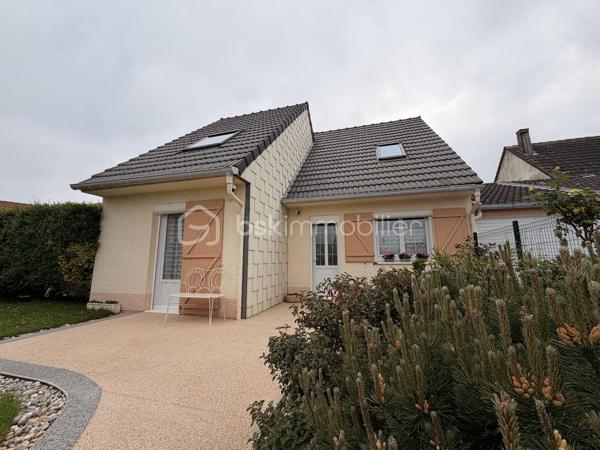 Elle est composée d'une entrée avec placard de rangement desservant, une cuisine aménagée et équipée semi ouverte avec accès à un garage de 20m² + grenier, un séjour lumineux ayant accès sur une terrasse exposé plein sud idéal pour les moments en famille, deux chambres et un WC indépendant. 

A l'étage, un couloir avec placard de rangement donnant sur une salle d'eau avec WC ainsi que 3 chambres.

Terrain clos sans vis à vis a quelques minutes de la mer et des commodités. 
Pas de travaux à prévoir ! 

Beau potentiel quartier calme et recherché.

Double vitrage PVC avec volet roulant manuel/ Tout à l'égout conforme/ Fibre/ Chauffage gaz de ville avec chaudière à condensation/ Store banne motorisé/ Barbecue.