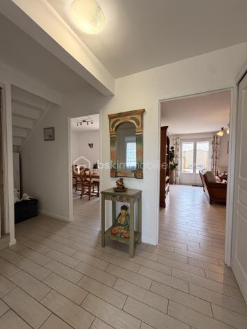 Elle est composée d'une entrée avec placard de rangement desservant, une cuisine aménagée et équipée semi ouverte avec accès à un garage de 20m² + grenier, un séjour lumineux ayant accès sur une terrasse exposé plein sud idéal pour les moments en famille, deux chambres et un WC indépendant. 

A l'étage, un couloir avec placard de rangement donnant sur une salle d'eau avec WC ainsi que 3 chambres.

Terrain clos sans vis à vis a quelques minutes de la mer et des commodités. 
Pas de travaux à prévoir ! 

Beau potentiel quartier calme et recherché.

Double vitrage PVC avec volet roulant manuel/ Tout à l'égout conforme/ Fibre/ Chauffage gaz de ville avec chaudière à condensation/ Store banne motorisé/ Barbecue.