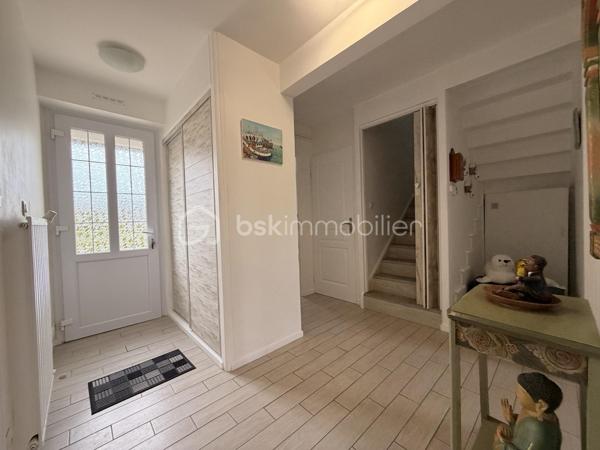 Elle est composée d'une entrée avec placard de rangement desservant, une cuisine aménagée et équipée semi ouverte avec accès à un garage de 20m² + grenier, un séjour lumineux ayant accès sur une terrasse exposé plein sud idéal pour les moments en famille, deux chambres et un WC indépendant. 

A l'étage, un couloir avec placard de rangement donnant sur une salle d'eau avec WC ainsi que 3 chambres.

Terrain clos sans vis à vis a quelques minutes de la mer et des commodités. 
Pas de travaux à prévoir ! 

Beau potentiel quartier calme et recherché.

Double vitrage PVC avec volet roulant manuel/ Tout à l'égout conforme/ Fibre/ Chauffage gaz de ville avec chaudière à condensation/ Store banne motorisé/ Barbecue.