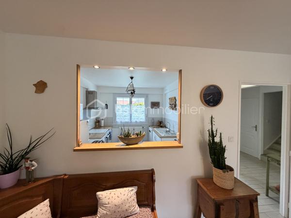 Elle est composée d'une entrée avec placard de rangement desservant, une cuisine aménagée et équipée semi ouverte avec accès à un garage de 20m² + grenier, un séjour lumineux ayant accès sur une terrasse exposé plein sud idéal pour les moments en famille, deux chambres et un WC indépendant. 

A l'étage, un couloir avec placard de rangement donnant sur une salle d'eau avec WC ainsi que 3 chambres.

Terrain clos sans vis à vis a quelques minutes de la mer et des commodités. 
Pas de travaux à prévoir ! 

Beau potentiel quartier calme et recherché.

Double vitrage PVC avec volet roulant manuel/ Tout à l'égout conforme/ Fibre/ Chauffage gaz de ville avec chaudière à condensation/ Store banne motorisé/ Barbecue.