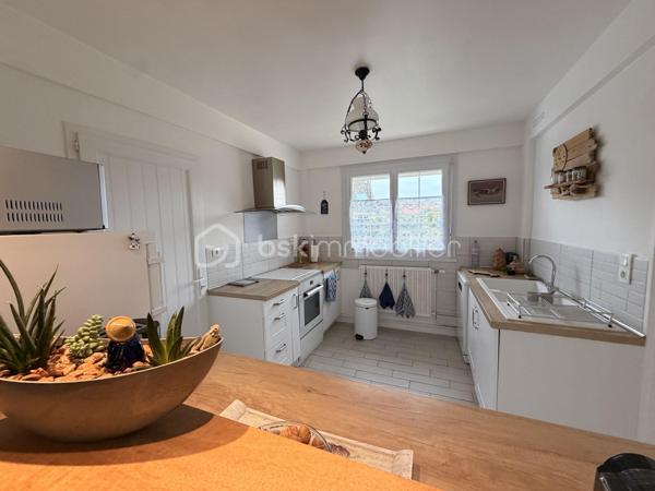 Elle est composée d'une entrée avec placard de rangement desservant, une cuisine aménagée et équipée semi ouverte avec accès à un garage de 20m² + grenier, un séjour lumineux ayant accès sur une terrasse exposé plein sud idéal pour les moments en famille, deux chambres et un WC indépendant. 

A l'étage, un couloir avec placard de rangement donnant sur une salle d'eau avec WC ainsi que 3 chambres.

Terrain clos sans vis à vis a quelques minutes de la mer et des commodités. 
Pas de travaux à prévoir ! 

Beau potentiel quartier calme et recherché.

Double vitrage PVC avec volet roulant manuel/ Tout à l'égout conforme/ Fibre/ Chauffage gaz de ville avec chaudière à condensation/ Store banne motorisé/ Barbecue.