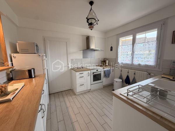 Elle est composée d'une entrée avec placard de rangement desservant, une cuisine aménagée et équipée semi ouverte avec accès à un garage de 20m² + grenier, un séjour lumineux ayant accès sur une terrasse exposé plein sud idéal pour les moments en famille, deux chambres et un WC indépendant. 

A l'étage, un couloir avec placard de rangement donnant sur une salle d'eau avec WC ainsi que 3 chambres.

Terrain clos sans vis à vis a quelques minutes de la mer et des commodités. 
Pas de travaux à prévoir ! 

Beau potentiel quartier calme et recherché.

Double vitrage PVC avec volet roulant manuel/ Tout à l'égout conforme/ Fibre/ Chauffage gaz de ville avec chaudière à condensation/ Store banne motorisé/ Barbecue.