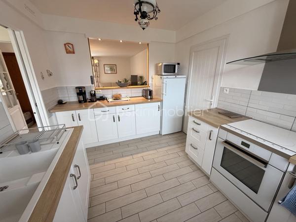 Elle est composée d'une entrée avec placard de rangement desservant, une cuisine aménagée et équipée semi ouverte avec accès à un garage de 20m² + grenier, un séjour lumineux ayant accès sur une terrasse exposé plein sud idéal pour les moments en famille, deux chambres et un WC indépendant. 

A l'étage, un couloir avec placard de rangement donnant sur une salle d'eau avec WC ainsi que 3 chambres.

Terrain clos sans vis à vis a quelques minutes de la mer et des commodités. 
Pas de travaux à prévoir ! 

Beau potentiel quartier calme et recherché.

Double vitrage PVC avec volet roulant manuel/ Tout à l'égout conforme/ Fibre/ Chauffage gaz de ville avec chaudière à condensation/ Store banne motorisé/ Barbecue.