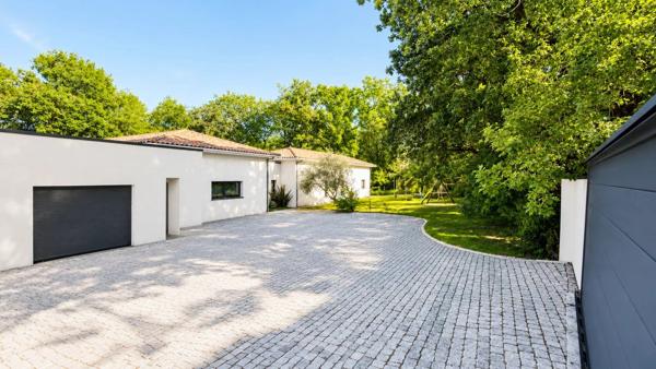 Vente                                                      Maison
                        
                     7 pièces                      206 m2                     à Pujols