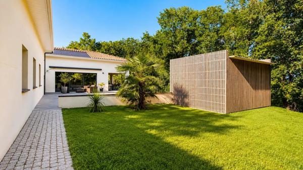Vente                                                      Maison
                        
                     7 pièces                      206 m2                     à Pujols