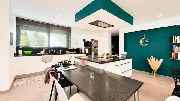Vente                                                      Maison
                        
                     7 pièces                      206 m2                     à Pujols