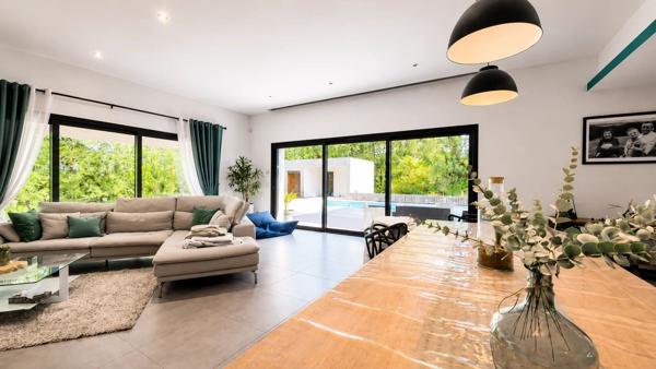 Vente                                                      Maison
                        
                     7 pièces                      206 m2                     à Pujols