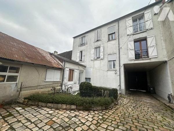 Immeuble de 3 logements de 226 m² édifié sur 707 m² de terrain, avec une grange à rénover 