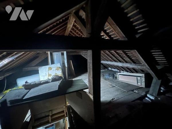 Immeuble de 3 logements de 226 m² édifié sur 707 m² de terrain, avec une grange à rénover 