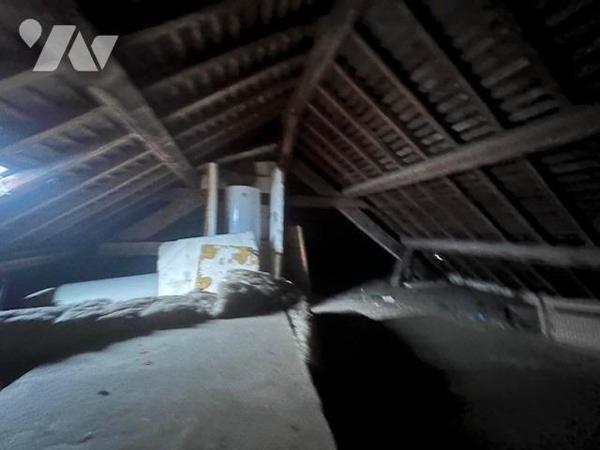 Immeuble de 3 logements de 226 m² édifié sur 707 m² de terrain, avec une grange à rénover 