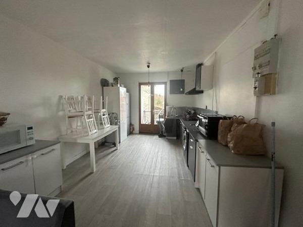 Immeuble de 3 logements de 226 m² édifié sur 707 m² de terrain, avec une grange à rénover 