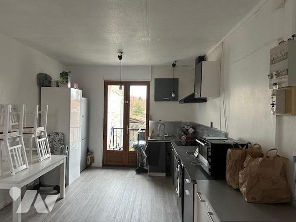 Immeuble de 3 logements de 226 m² édifié sur 707 m² de terrain, avec une grange à rénover 