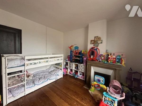 Immeuble de 3 logements de 226 m² édifié sur 707 m² de terrain, avec une grange à rénover 