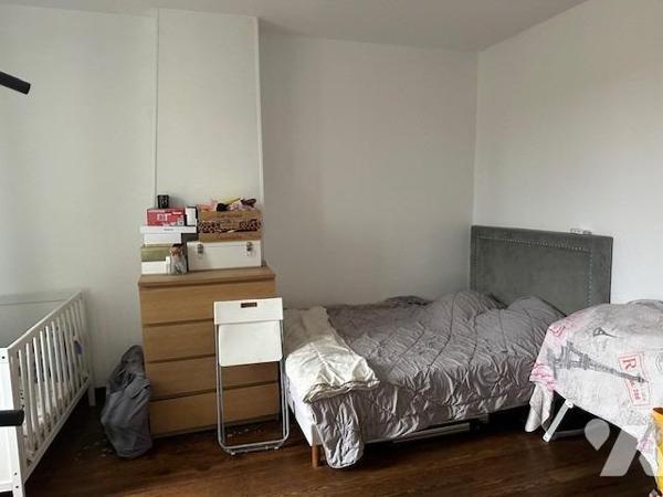 Immeuble de 3 logements de 226 m² édifié sur 707 m² de terrain, avec une grange à rénover 